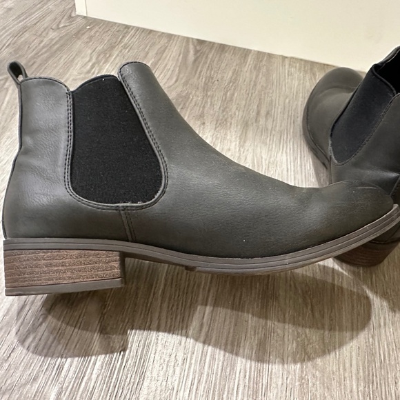 DLG Women’s Size 7 Brown Vegan Leather Chelsea Boot - Picture 1 of 9